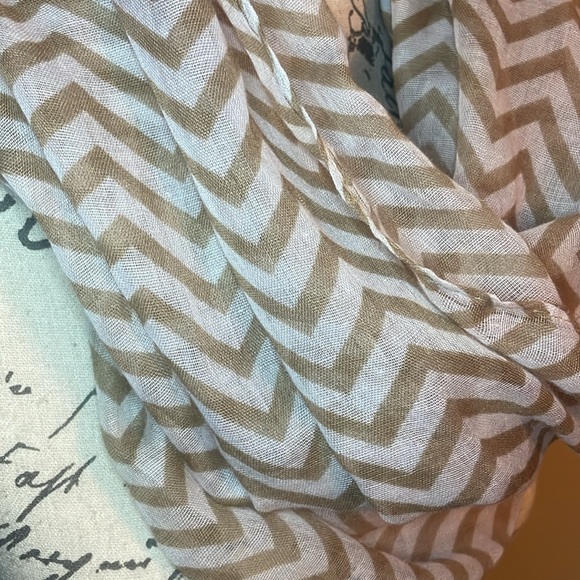 Chevron Pattern Infinity Scarf - Picture 3 of 4